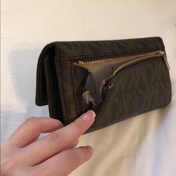 COPY - Michael Kors Large Trifold Wallet ⭐️MUST GO⭐️ - Picture 8 of 8